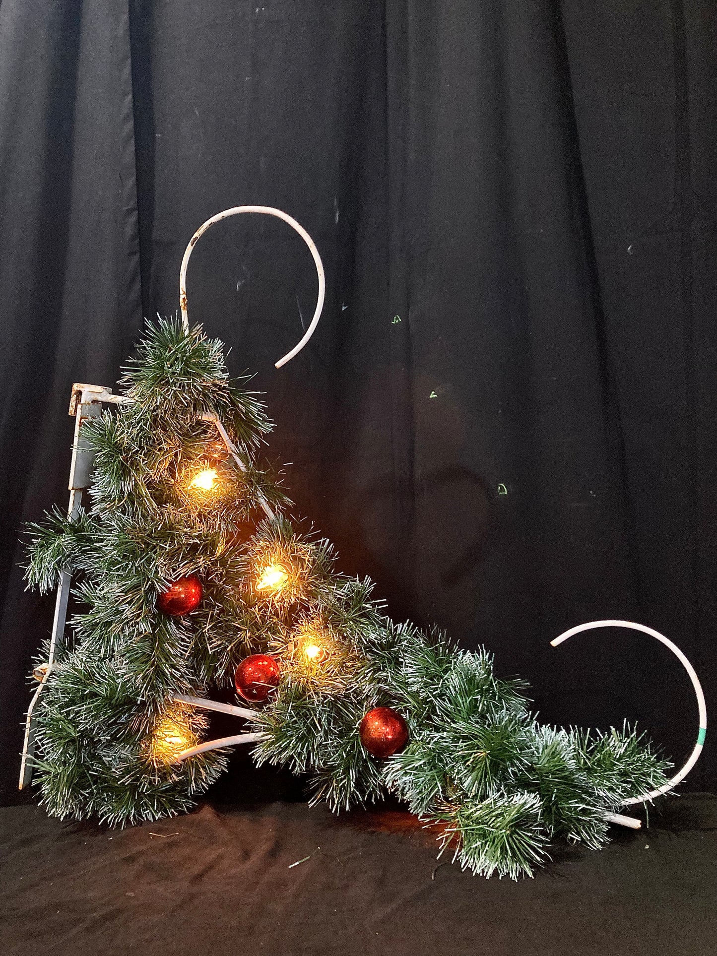 Steel Frame Garland with Lantern Pole Mount