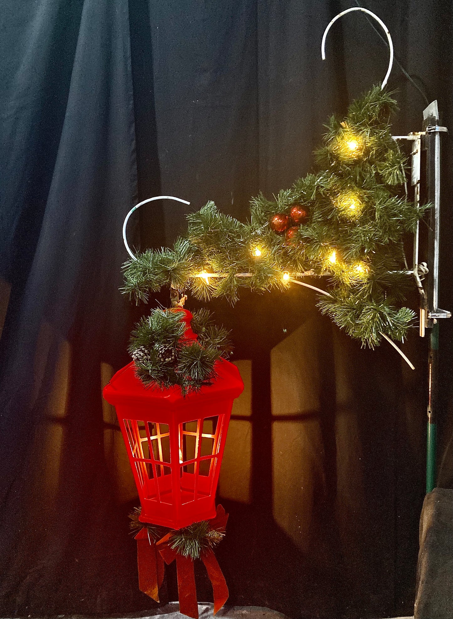 Steel Frame Garland with Lantern Pole Mount