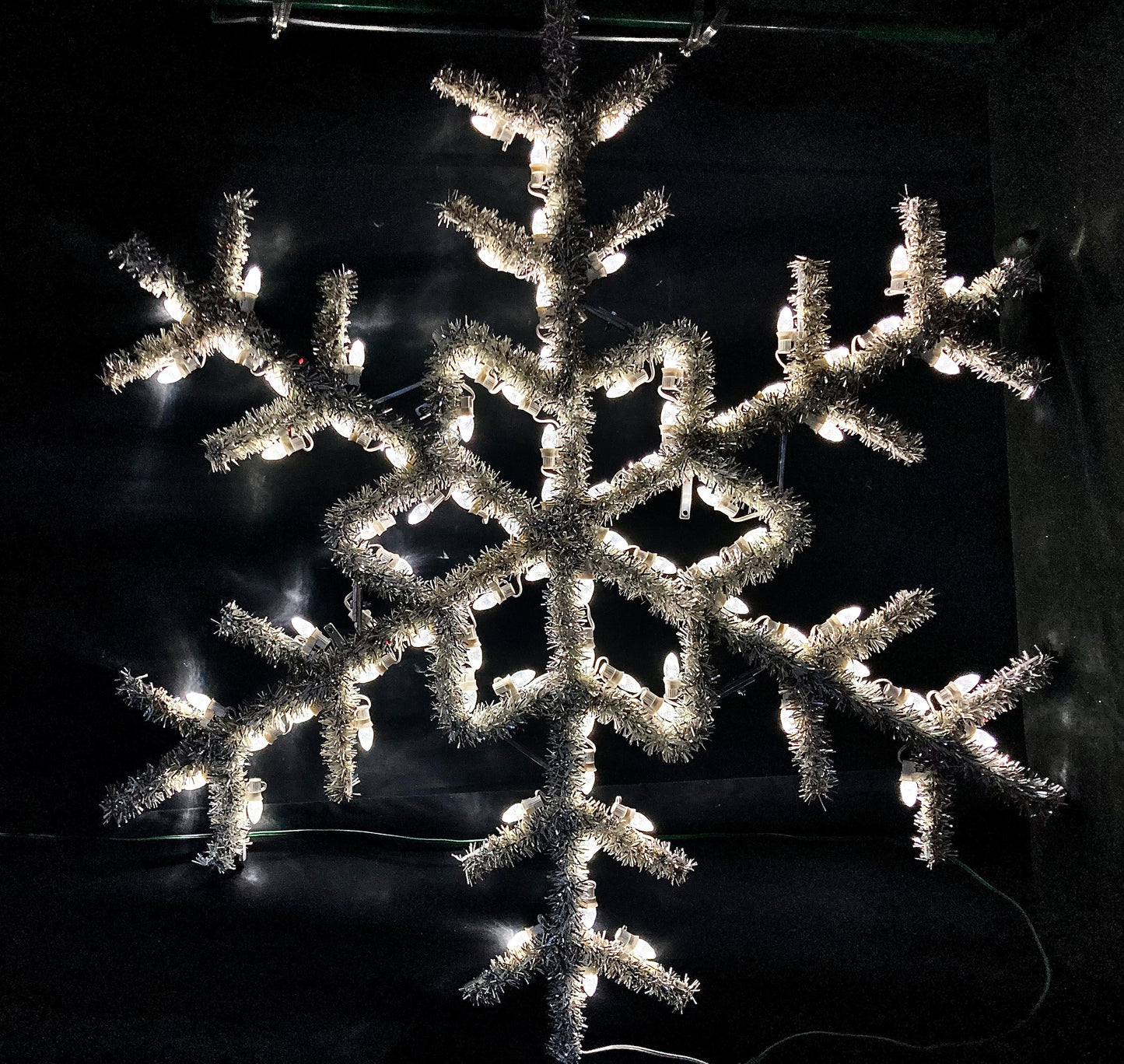 2D Aluminum Frame Hanging Snowflake With Garland Motif